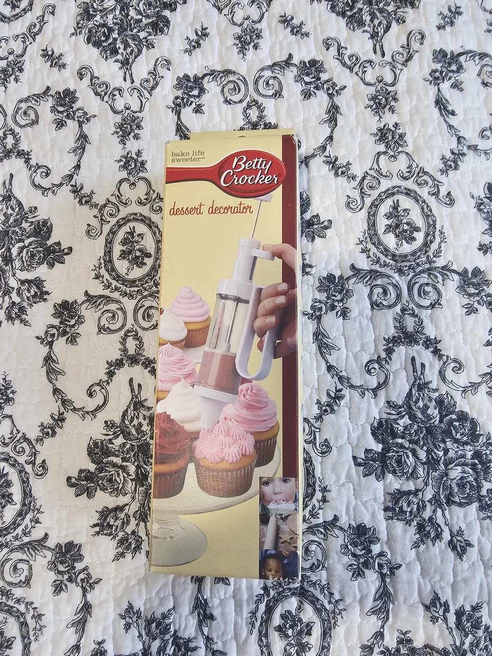 Betty Crocker Pink and White Dessert Decorator Cupcake Icing Dispenser